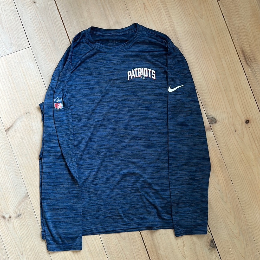 Nike long sleeved tee womens large dri fit New England patriots NFL tailgate